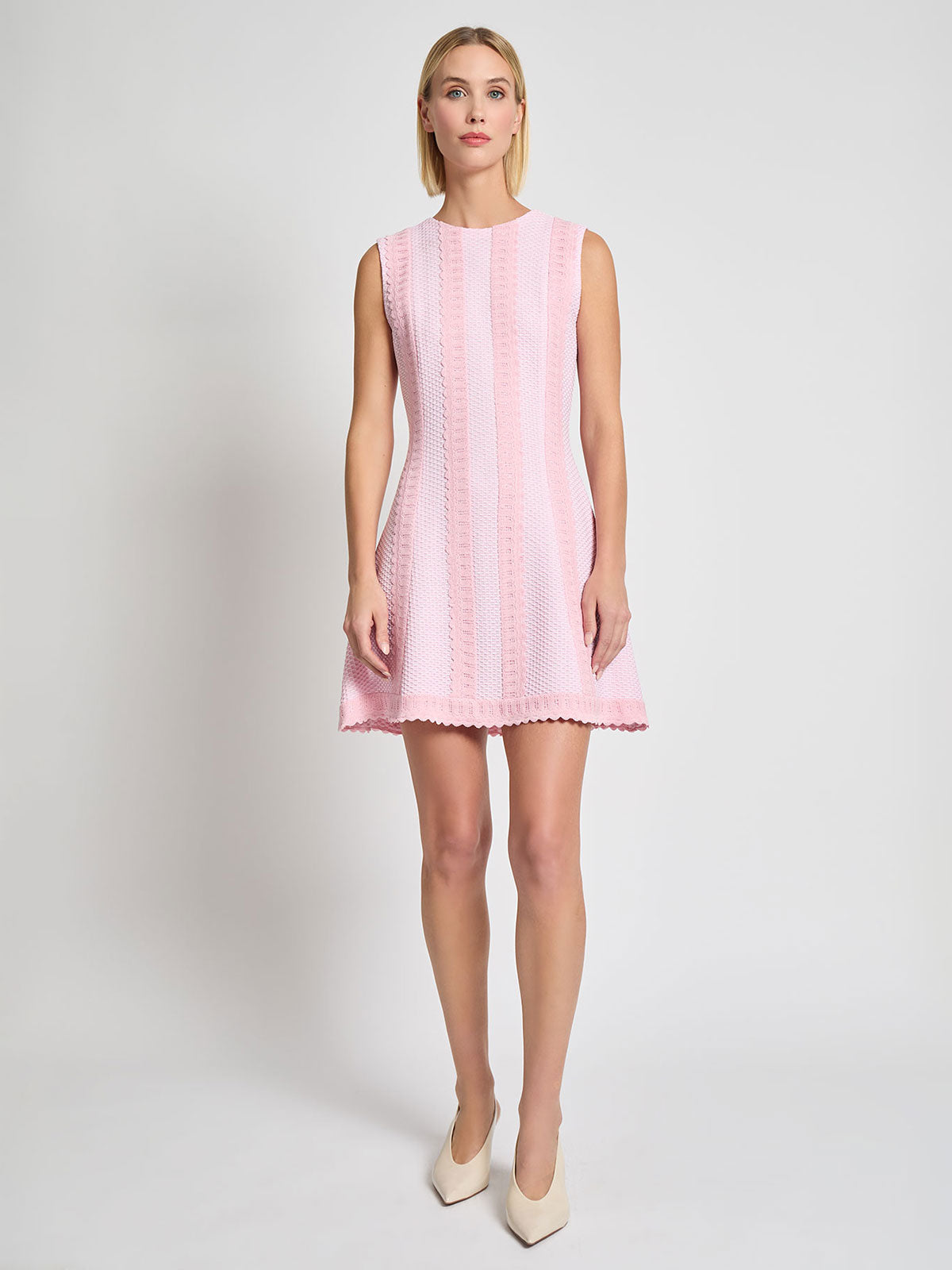 Облегающее платье-футляр с волнистым подолом - современный крой Misook, белый
Облегающее платье-футляр с волнистым подолом - современный крой Misook, белый