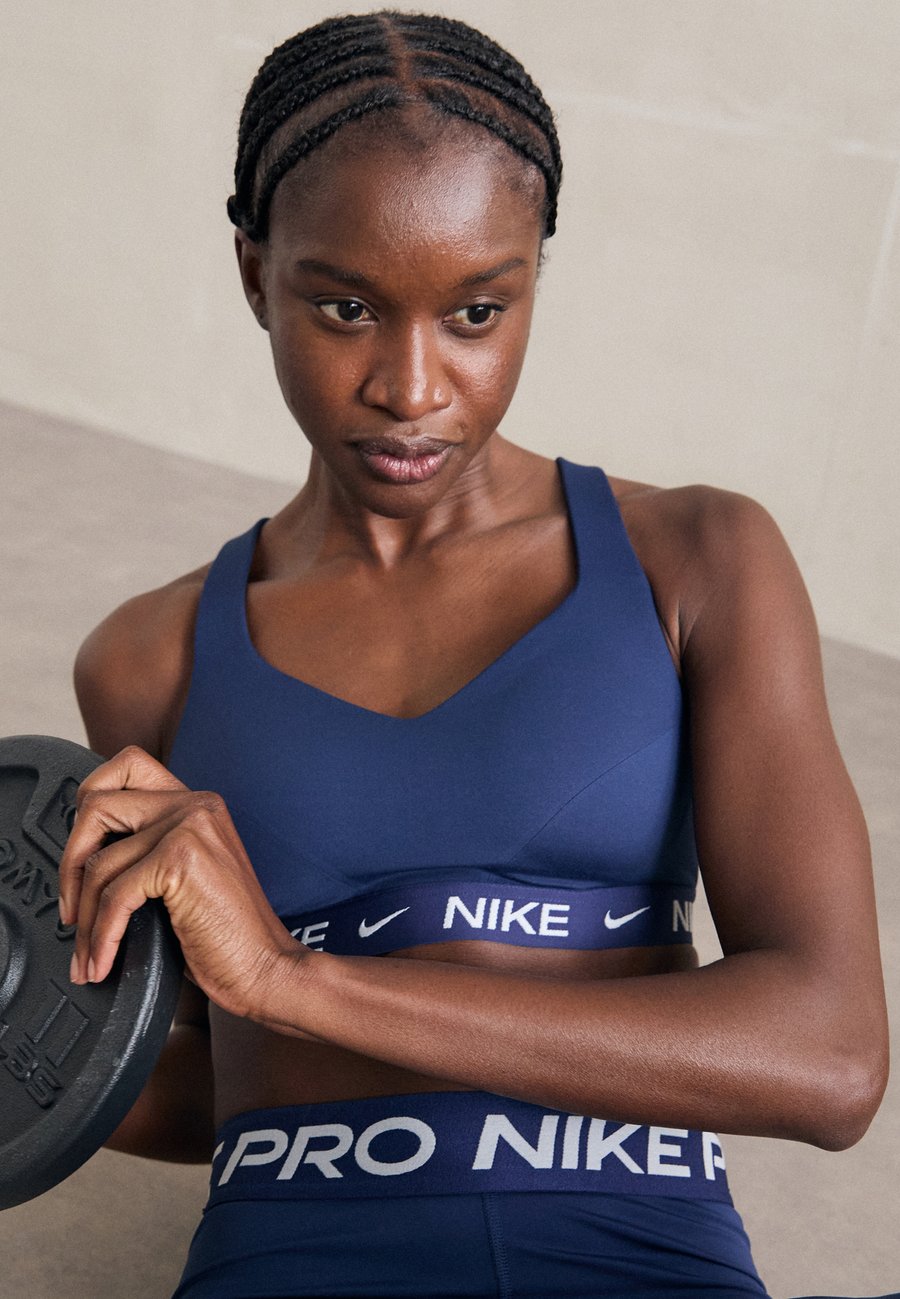 Бюстгальтер Nike Performance INDY BRA, Midnight Navy/Dark Blue
Бюстгальтер Nike Performance INDY BRA, Midnight Navy/Dark Blue