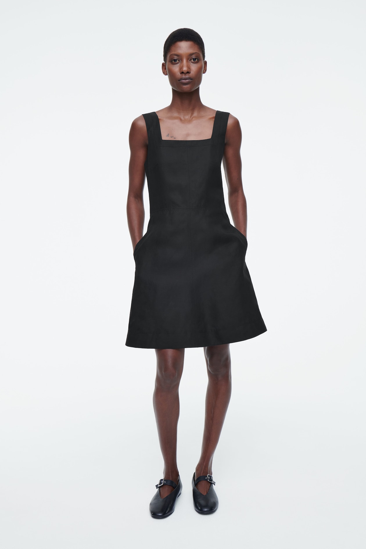 Мини-платье с вырезом каро COS, черный
Мини-платье с вырезом каро COS, черный