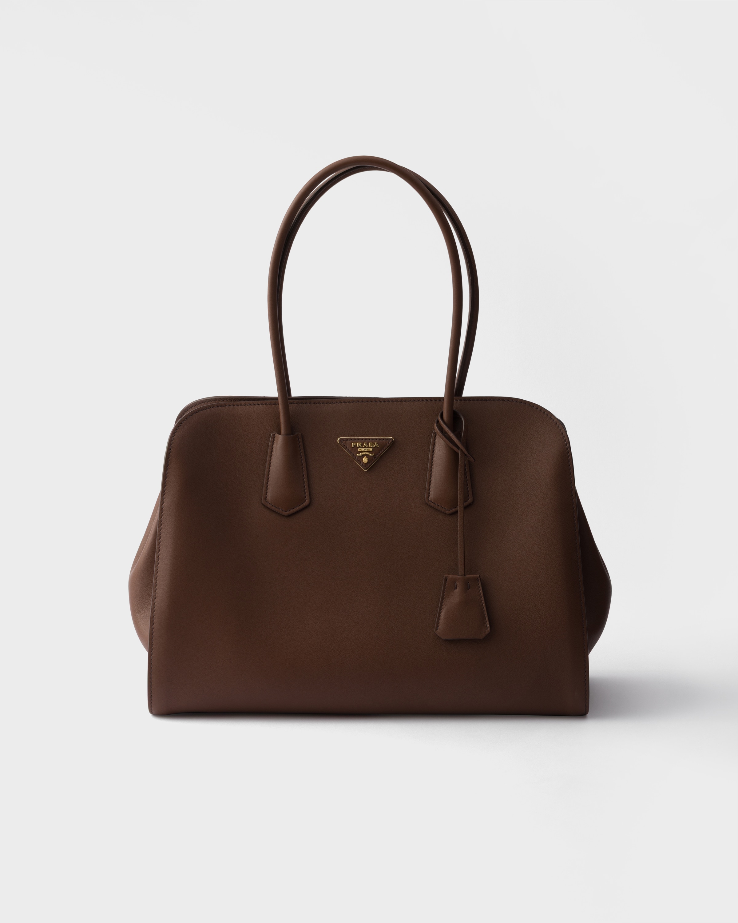 Большая кожаная сумка-тоут Prada, коричневый
Большая кожаная сумка-тоут Prada, коричневый