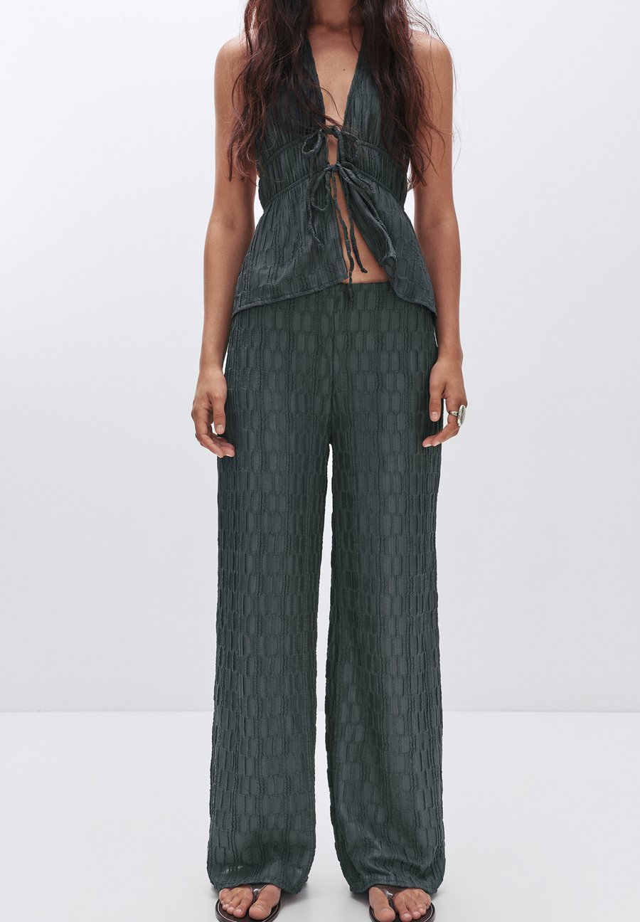 Брюки PULL&BEAR TEXTURED BELL BOTTOM , Grey
Брюки PULL&BEAR TEXTURED BELL BOTTOM , Grey