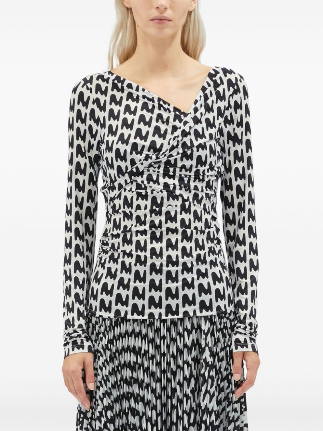 MSGM топ с V-образным вырезом и принтом логотипа по всей поверхности, черный
MSGM топ с V-образным вырезом и принтом логотипа по всей поверхности, черный