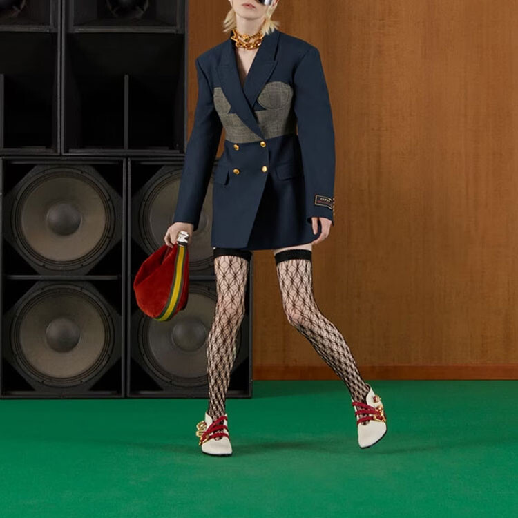 Деловой костюм женский синий Gucci
Деловой костюм женский синий Gucci