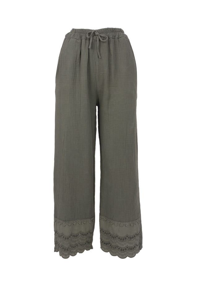 Брюки Ines Muslin с вышивкой люверсами и эластичным поясом Seasons Of April, хаки
Брюки Ines Muslin с вышивкой люверсами и эластичным поясом Seasons Of April, хаки