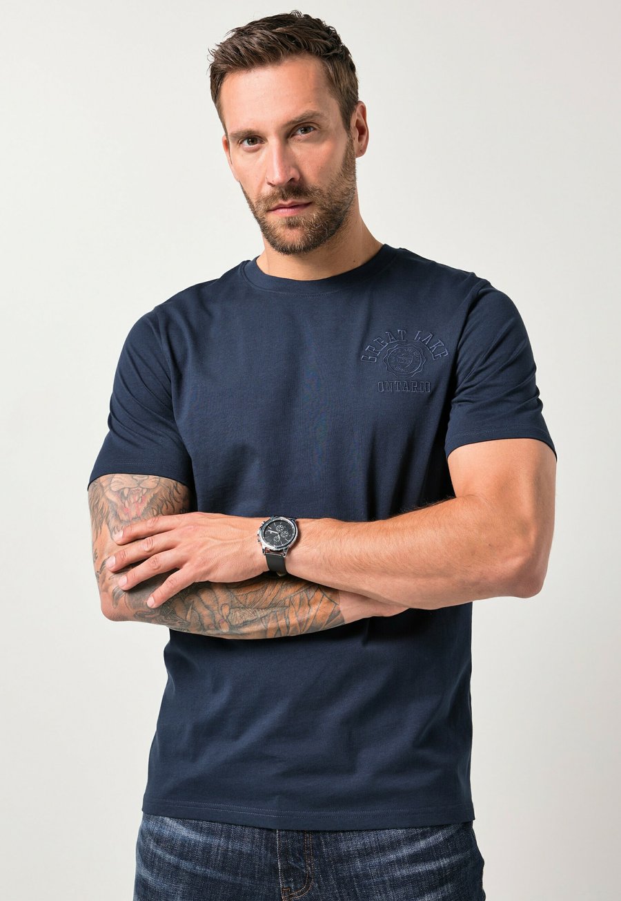 Футболка JP1880 HALF SLEEVE CHEST EMBROIDERY, Navy Blue/Dark Blue, Синий, Футболка JP1880 HALF SLEEVE CHEST EMBROIDERY, Navy Blue/Dark Blue
Футболка JP1880 HALF SLEEVE CHEST EMBROIDERY, Navy Blue/Dark Blue, Синий, Футболка JP1880 HALF SLEEVE CHEST EMBROIDERY, Navy Blue/Dark Blue