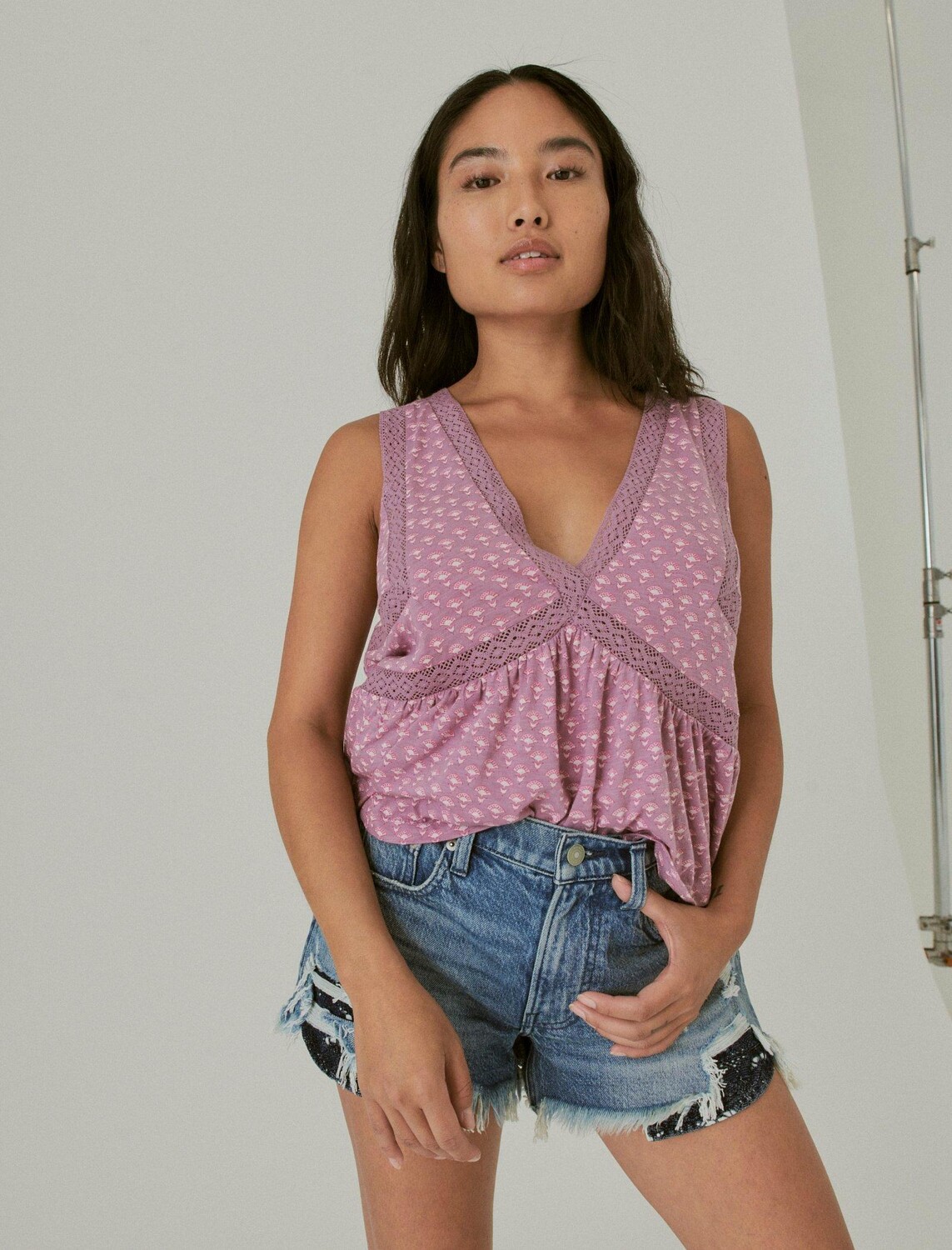Женская майка Lucky Brand с кружевной отделкой и геометрическим рисунком, цвет Light Pink
Женская майка Lucky Brand с кружевной отделкой и геометрическим рисунком, цвет Light Pink