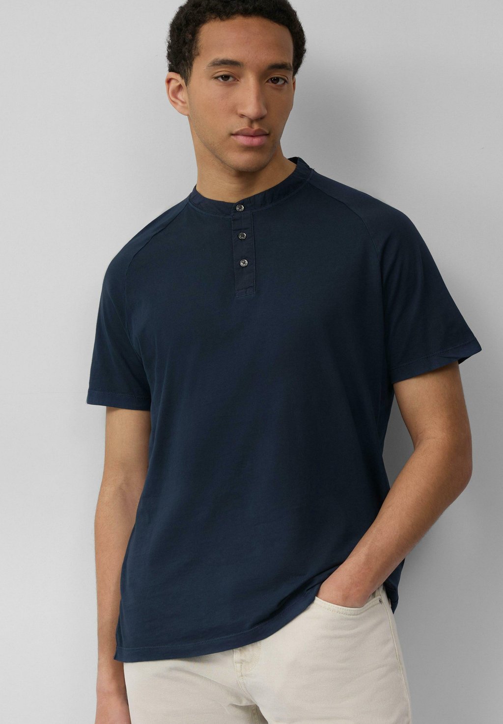 Базовая футболка MIT HENLEY-AUSSCHNITT UND RAGLANÄRMELN s.Oliver, темно-синий
Базовая футболка MIT HENLEY-AUSSCHNITT UND RAGLANÄRMELN s.Oliver, темно-синий