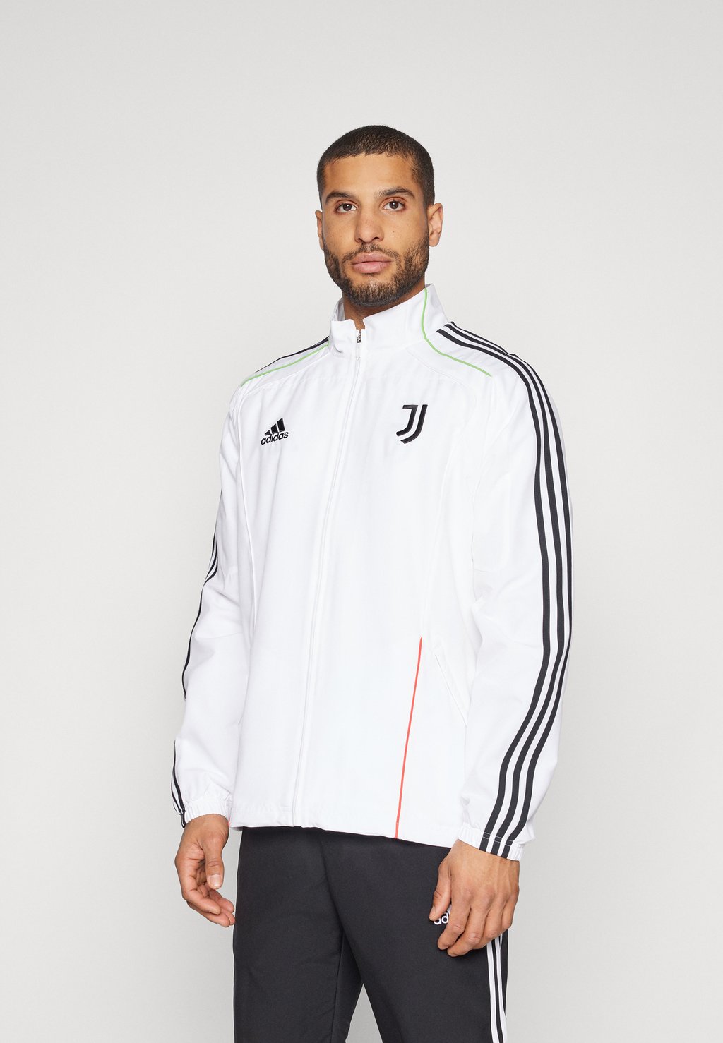 Тренировочная куртка JUVENTUS JACKET - Club wear Adidas Performance, белый 
Тренировочная куртка JUVENTUS JACKET - Club wear Adidas Performance, белый