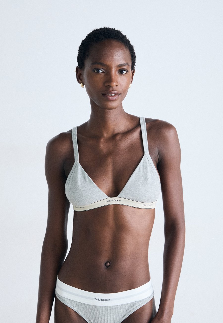 Бюстгальтер Calvin Klein Underwear UNLINED HERITAGE , Grey Heather/Light Grey
Бюстгальтер Calvin Klein Underwear UNLINED HERITAGE , Grey Heather/Light Grey