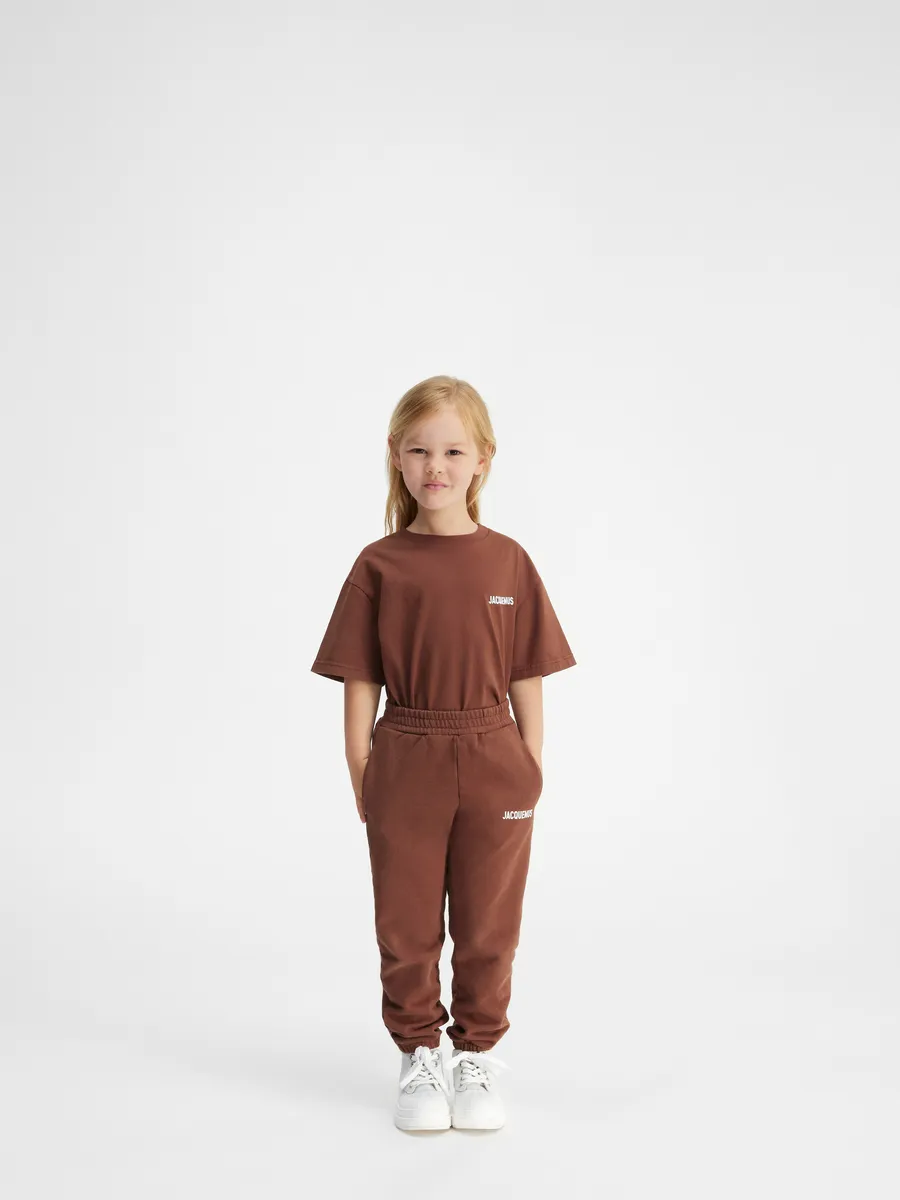 Спортивный костюм с принтом логотипа Le Jogging Jacquemus для ребенка Jacquemus, темно-коричневый
Спортивный костюм с принтом логотипа Le Jogging Jacquemus для ребенка Jacquemus, темно-коричневый