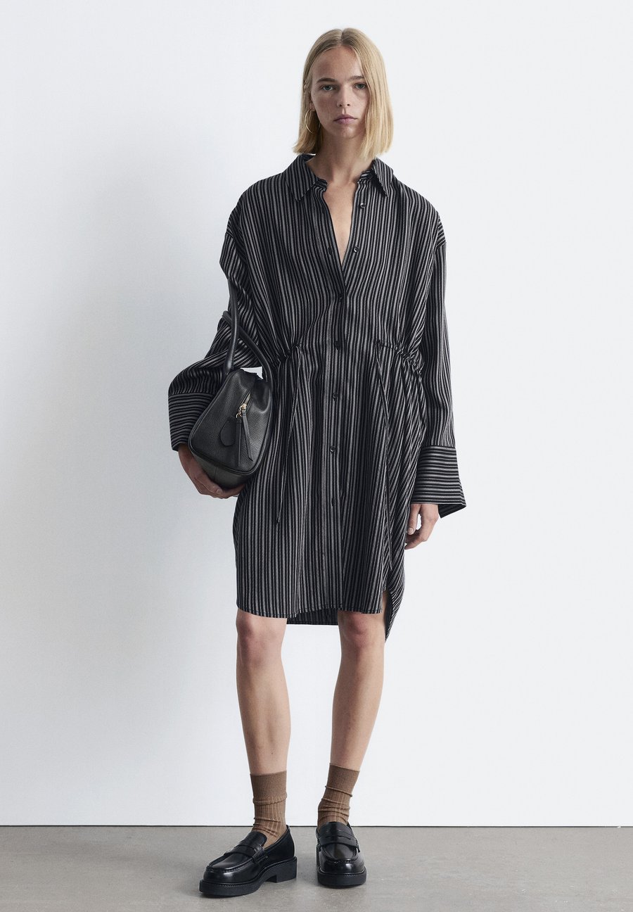 Платье & other stories OVERSIZED, Black/White/Black
Платье & other stories OVERSIZED, Black/White/Black