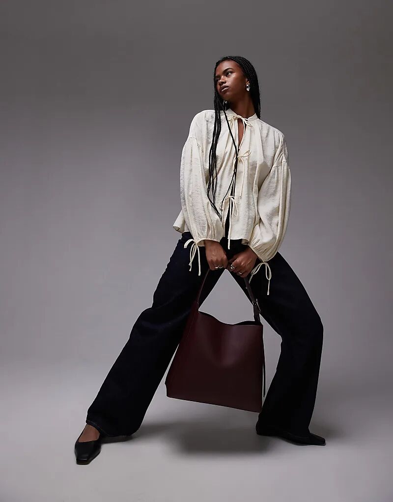 Мягкий на ощупь топ с завязками спереди цвета пахты Topshop
Мягкий на ощупь топ с завязками спереди цвета пахты Topshop