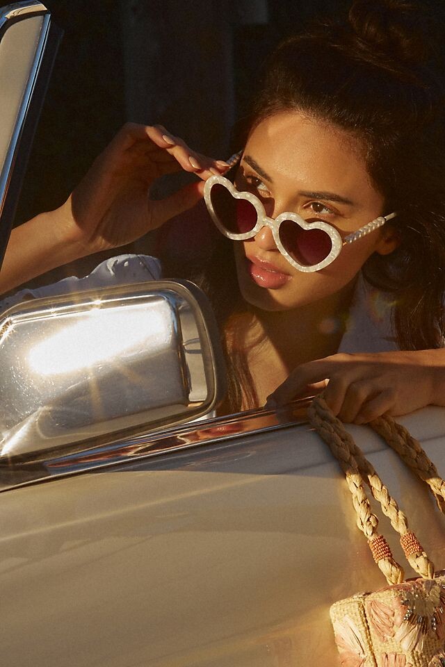 Очки солнцезащитные Lele Sadoughi Sweetheart, бежевый
Очки солнцезащитные Lele Sadoughi Sweetheart, бежевый