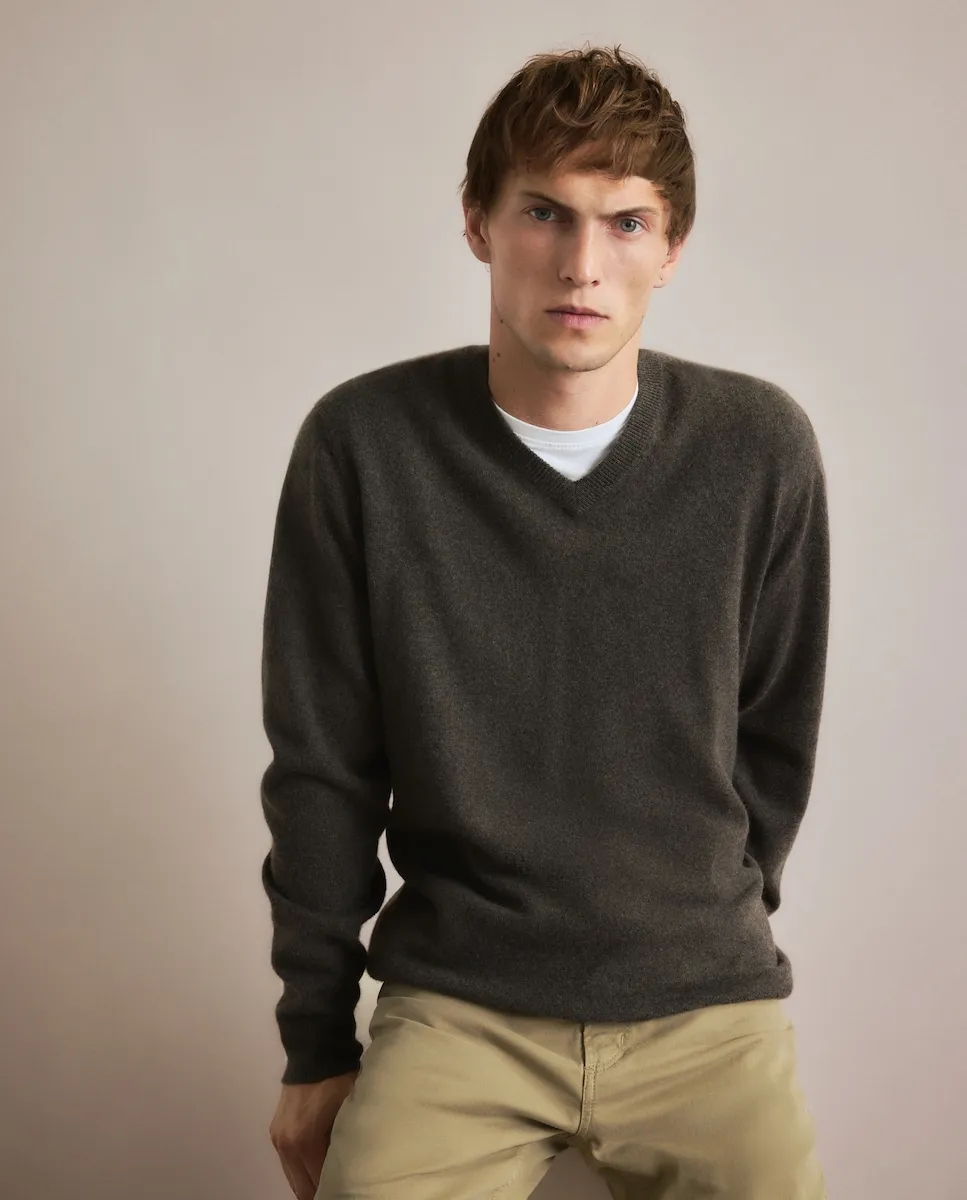 Мужской джемпер с V-образным вырезом, однотонный, из кашемира Emidio Tucci, коричневый
Мужской джемпер с V-образным вырезом, однотонный, из кашемира Emidio Tucci, коричневый