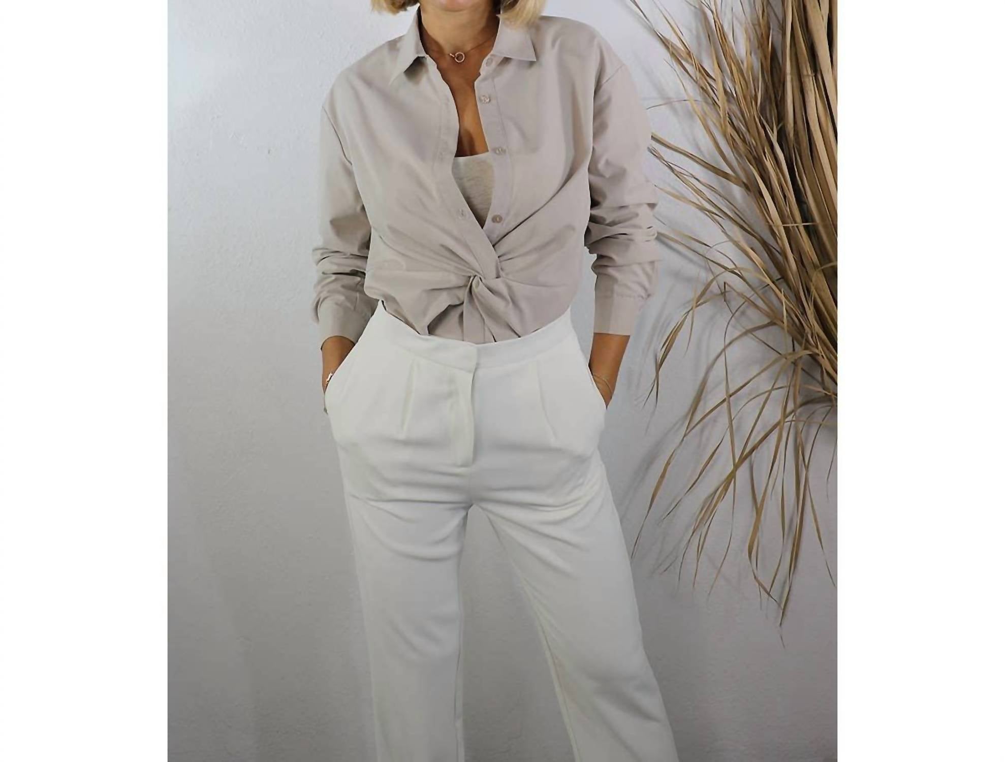 Рубашка с запахом и пуговицами в каменном бежевом цвете Mulla
Рубашка с запахом и пуговицами в каменном бежевом цвете Mulla