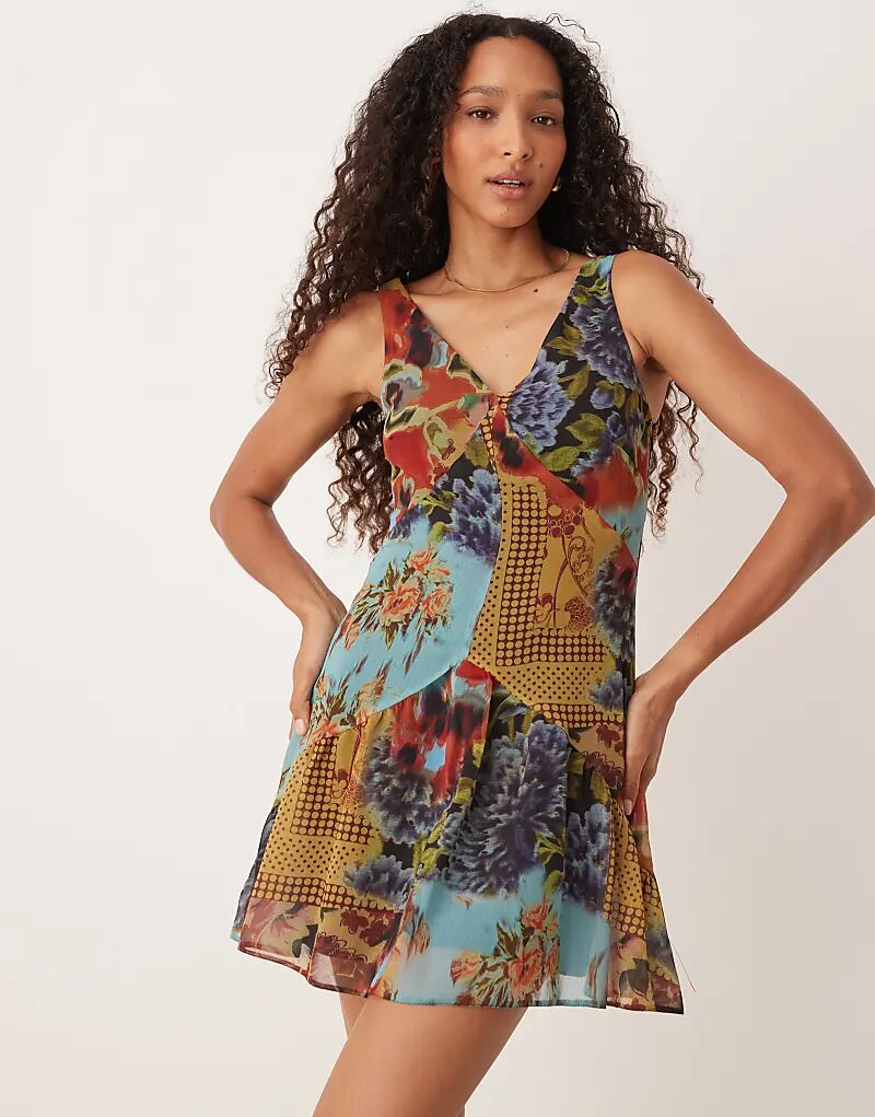 Мини-платье ASOS DESIGN с V-образным вырезом и заниженной талией в стиле пэчворк
Мини-платье ASOS DESIGN с V-образным вырезом и заниженной талией в стиле пэчворк