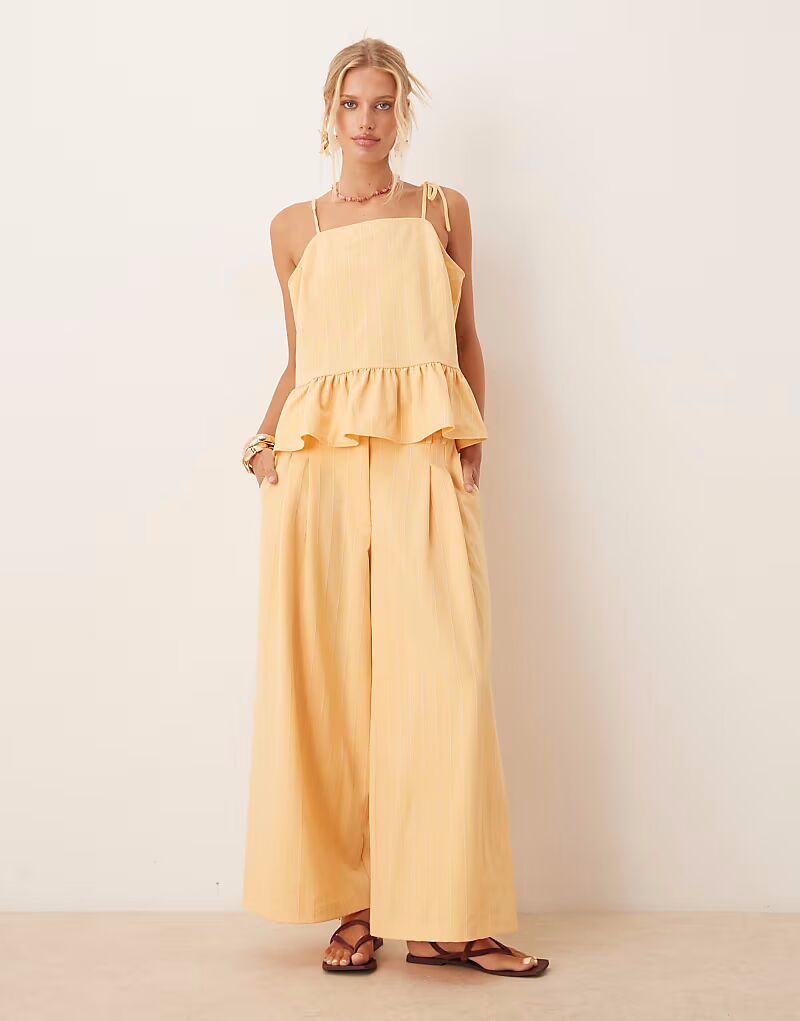 Широкие укороченные брюки с низкой посадкой и декоративными швами в желтую полоску Asos Design
Широкие укороченные брюки с низкой посадкой и декоративными швами в желтую полоску Asos Design