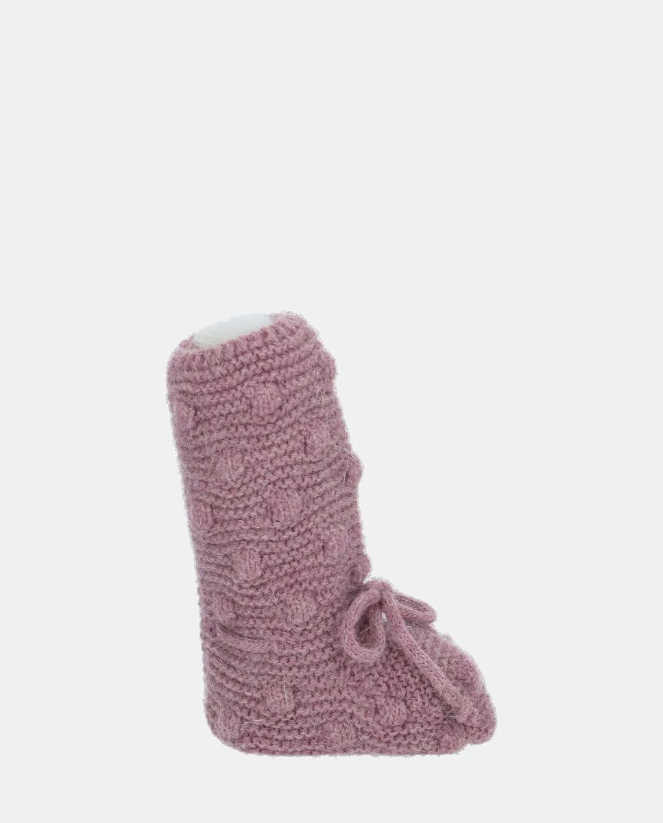 Вязаные пинетки для девочки с помпонами цвета мальвы Martín Aranda
Вязаные пинетки для девочки с помпонами цвета мальвы Martín Aranda