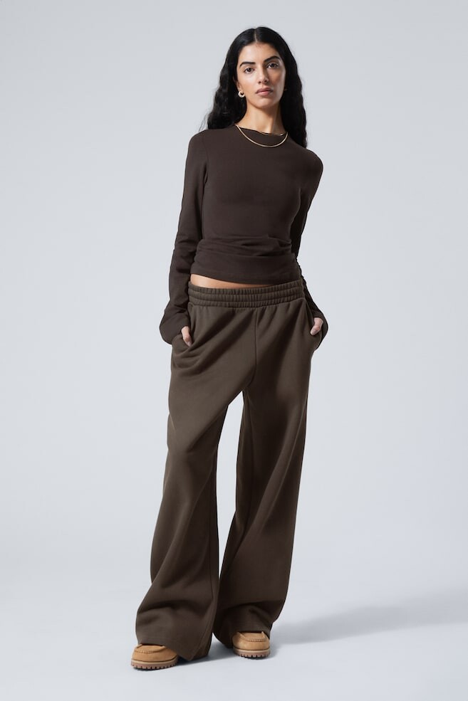 Длинные, плотные спортивные штаны свободного кроя. Weekday, коричневый 
Длинные, плотные спортивные штаны свободного кроя. Weekday, коричневый