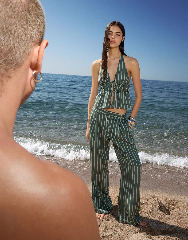 Широкие брюки Bershka со складками зеленого цвета
Широкие брюки Bershka со складками зеленого цвета