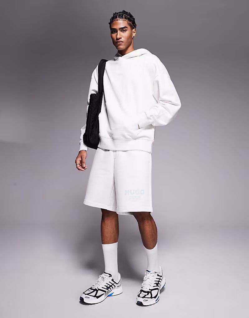 Свободные шорты из джерси Hugo Blue coord в каменном цвете с синим логотипом
Свободные шорты из джерси Hugo Blue coord в каменном цвете с синим логотипом