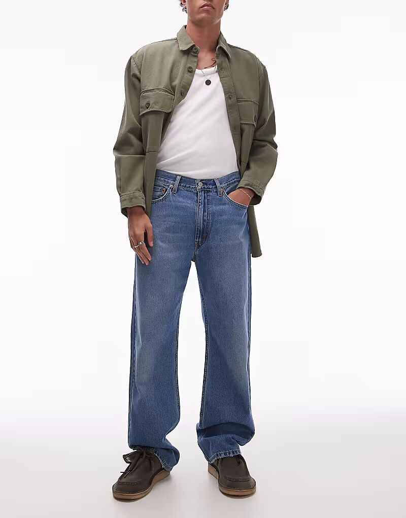 Джинсы Levi's 565 свободного прямого кроя, легкие, средней степени стертости
Джинсы Levi's 565 свободного прямого кроя, легкие, средней степени стертости