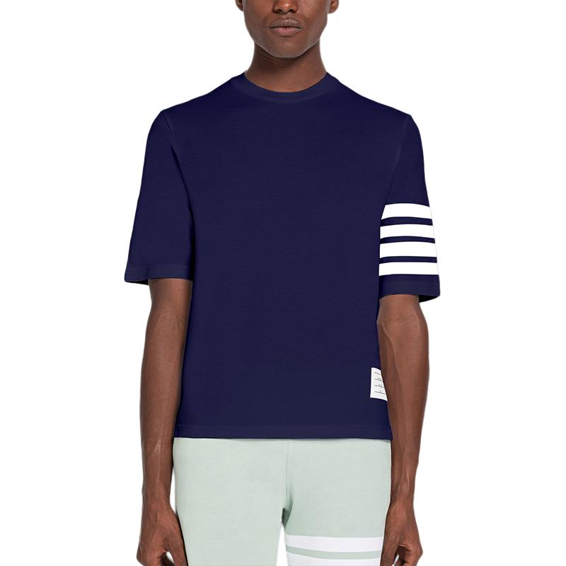 Футболка THOM BROWNE с принтом 4 Bar Stripe 2003, морской синий 
Футболка THOM BROWNE с принтом 4 Bar Stripe 2003, морской синий