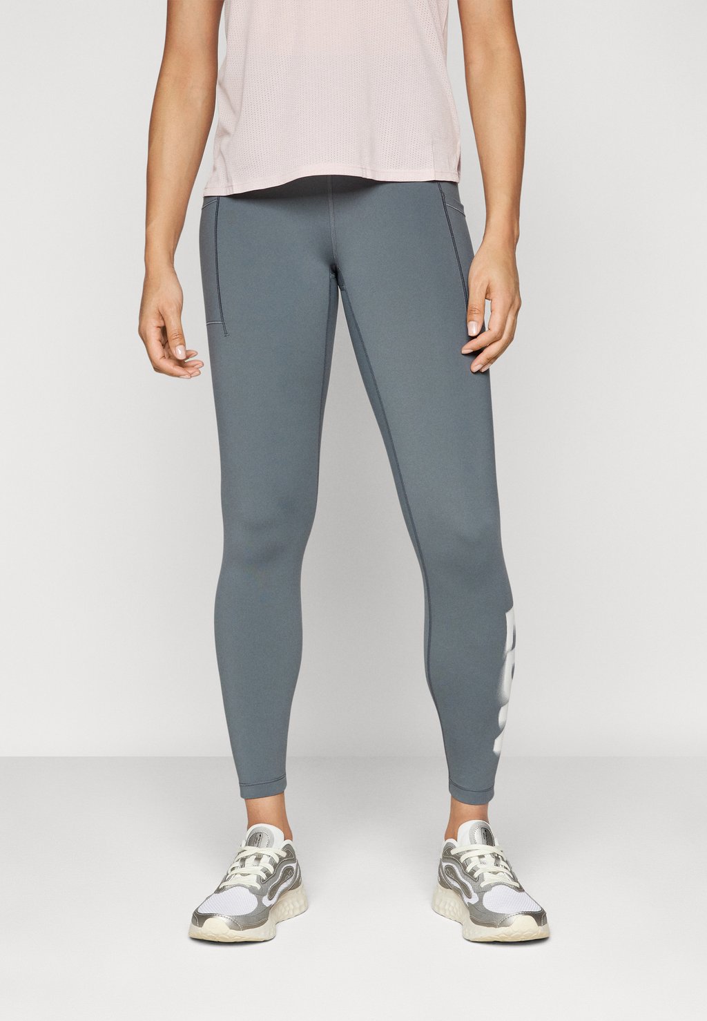 Леггинсы LONDON MARATHON SLEEK POCKET HIGH RISE LEGGING New Balance, антрацит
Леггинсы LONDON MARATHON SLEEK POCKET HIGH RISE LEGGING New Balance, антрацит
