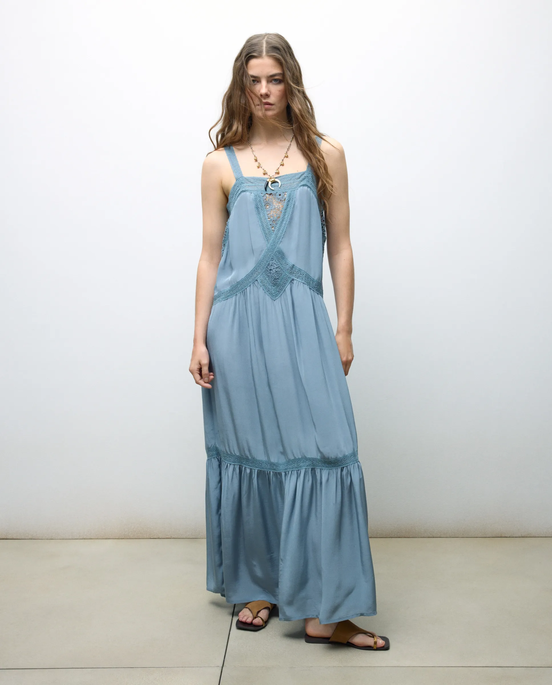 Миди-платье бельевого стиля на бретелях с кружевом Tintoretto, темно-синий
Миди-платье бельевого стиля на бретелях с кружевом Tintoretto, темно-синий