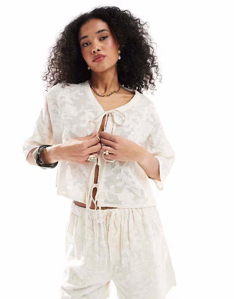 Укороченная блузка цвета слоновой кости с вышивкой Native Youth
Укороченная блузка цвета слоновой кости с вышивкой Native Youth