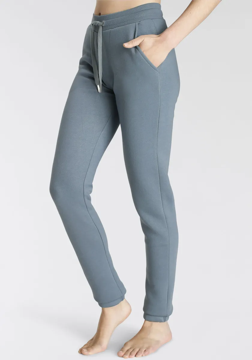 Спортивные брюки Vivance "Спортивные штаны" с мягким начесом внутри и боковыми карманами, синий
Спортивные брюки Vivance "Спортивные штаны" с мягким начесом внутри и боковыми карманами, синий