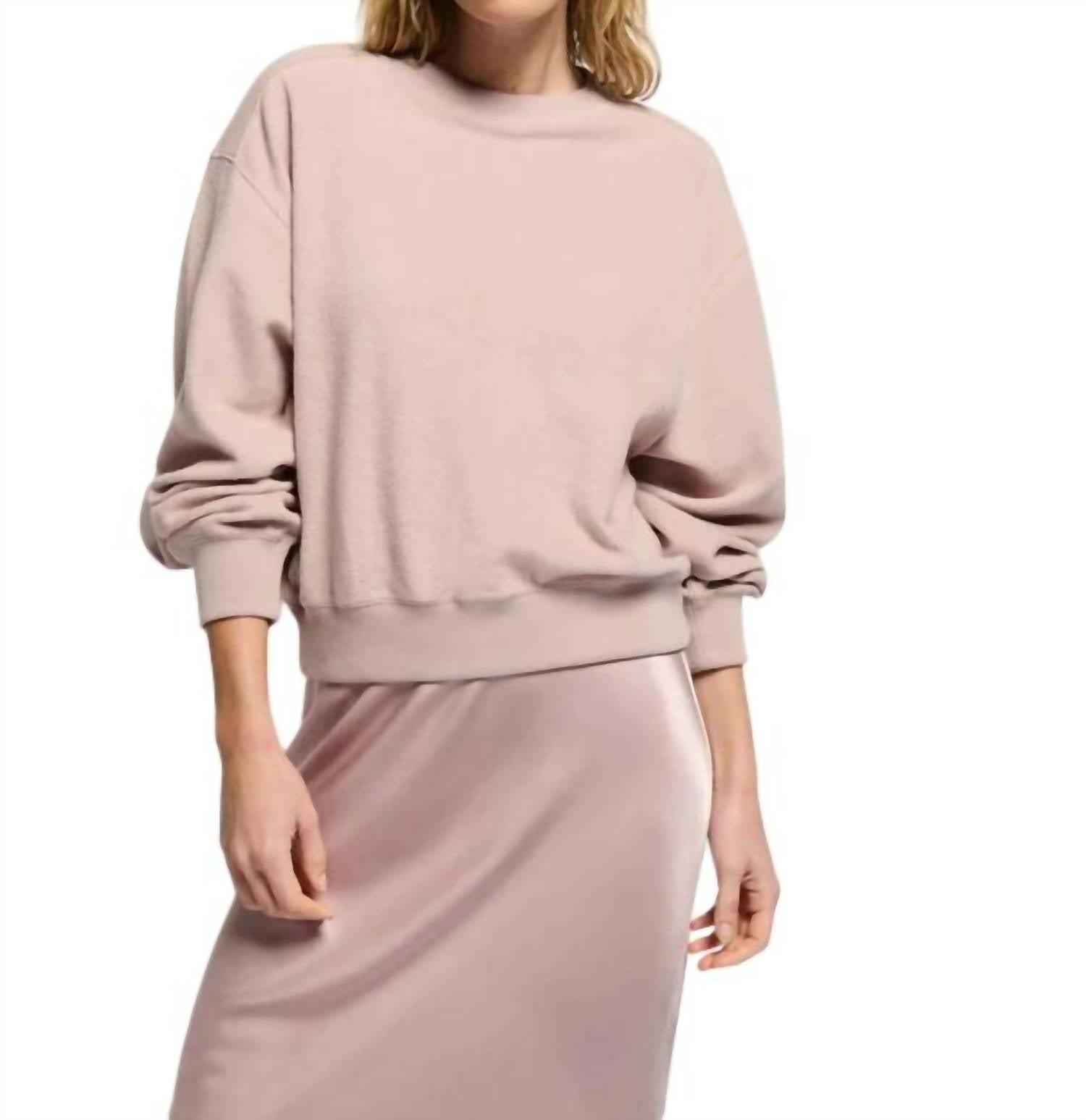 Осенняя толстовка с начесом в стиле Whisper Nation LTD
Осенняя толстовка с начесом в стиле Whisper Nation LTD