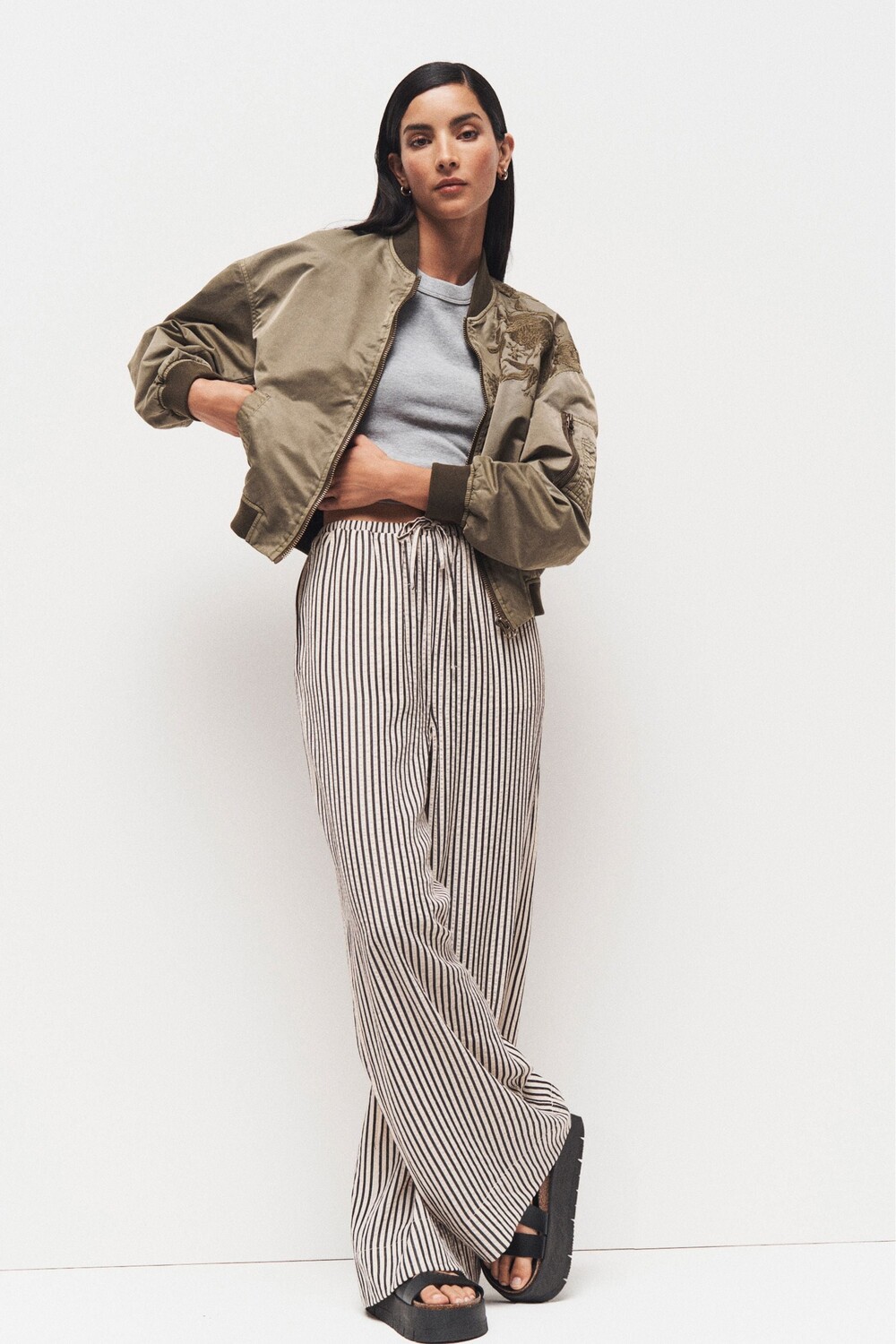 Фактурные брюки с полосатым рисунком и широкими штанинами Next, черный
Фактурные брюки с полосатым рисунком и широкими штанинами Next, черный