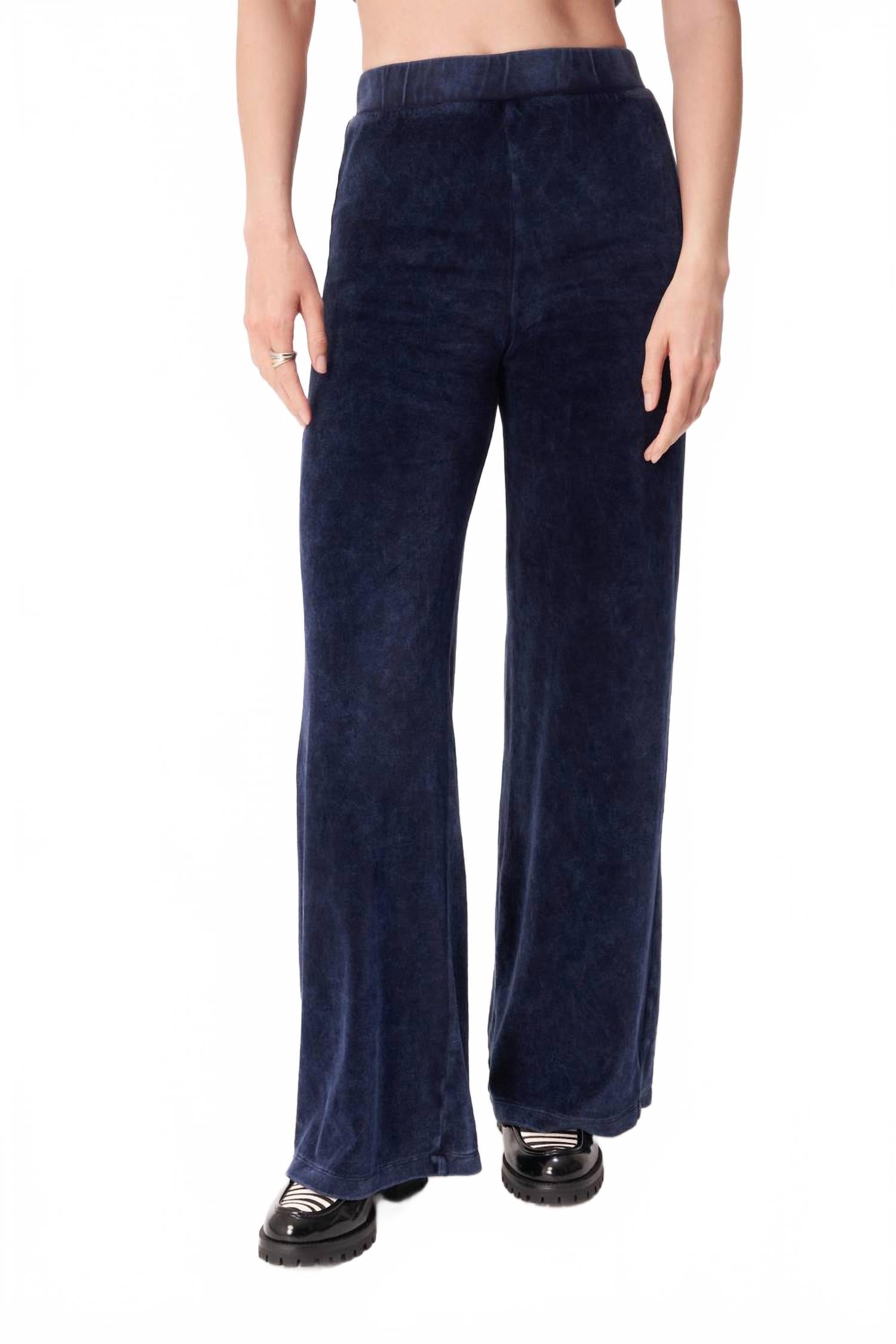 Найди меня здесь Брюки из велюра в стиле вайб в темно-синем цвете PROJECT SOCIAL T
Найди меня здесь Брюки из велюра в стиле вайб в темно-синем цвете PROJECT SOCIAL T