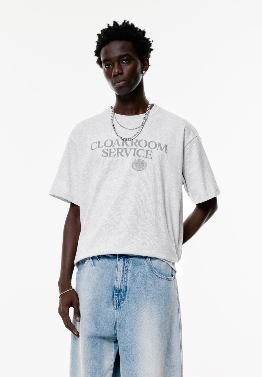 Футболка PULL&BEAR CLOAKROOM SERVICE GRAPHIC, Grey, Серый, Футболка PULL&BEAR CLOAKROOM SERVICE GRAPHIC, Grey
Футболка PULL&BEAR CLOAKROOM SERVICE GRAPHIC, Grey, Серый, Футболка PULL&BEAR CLOAKROOM SERVICE GRAPHIC, Grey