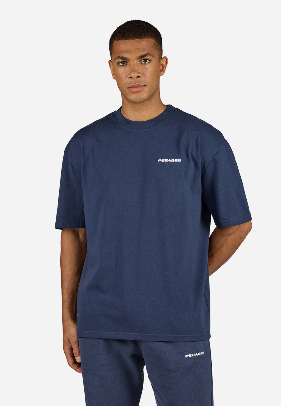 Футболка Pegador LOGO TEE, Washed Indigo Navy White/Blue
Футболка Pegador LOGO TEE, Washed Indigo Navy White/Blue