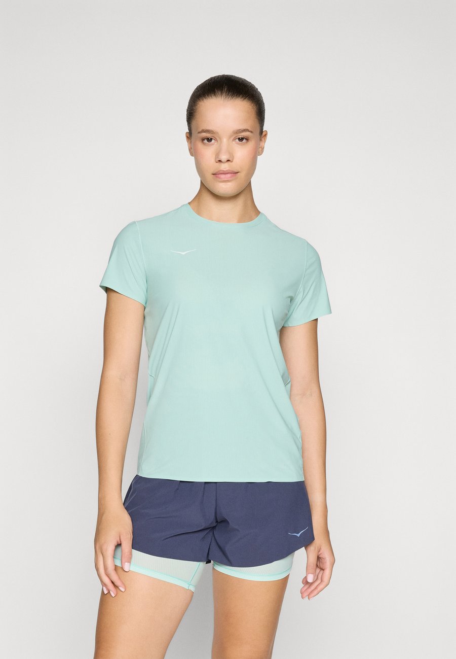 Футболка HOKA AIROLITE SHORT SLEEVE, Jadeite/Light Blue, Зеленый, Футболка HOKA AIROLITE SHORT SLEEVE, Jadeite/Light Blue
Футболка HOKA AIROLITE SHORT SLEEVE, Jadeite/Light Blue, Зеленый, Футболка HOKA AIROLITE SHORT SLEEVE, Jadeite/Light Blue