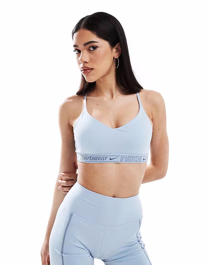 Спортивный бюстгальтер с легкой поддержкой Nike Training Gym Life Swoosh Indy Dri-FIT светло-голубого цвета
Спортивный бюстгальтер с легкой поддержкой Nike Training Gym Life Swoosh Indy Dri-FIT светло-голубого цвета
