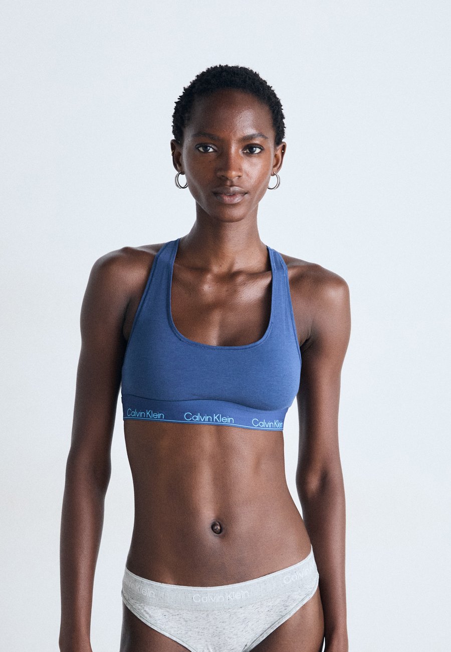 Бюстье Calvin Klein Underwear UNLINED BRALETTE ICON COTTON MODAL, Dark Blue
Бюстье Calvin Klein Underwear UNLINED BRALETTE ICON COTTON MODAL, Dark Blue