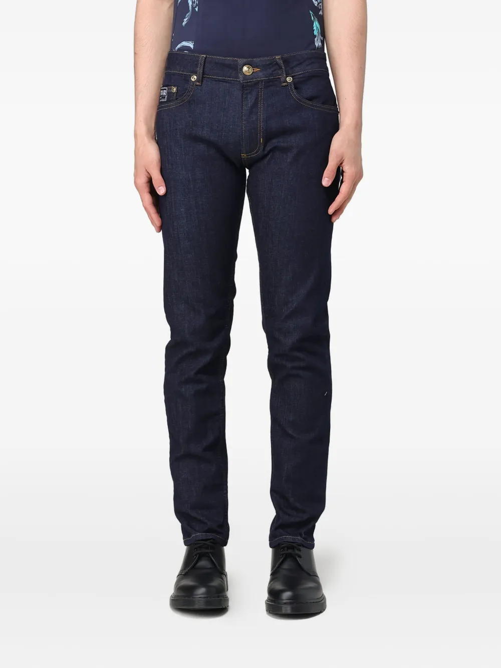 Джинсы с пятью карманами и нашивкой-логотипом Versace Jeans Couture, синий
Джинсы с пятью карманами и нашивкой-логотипом Versace Jeans Couture, синий