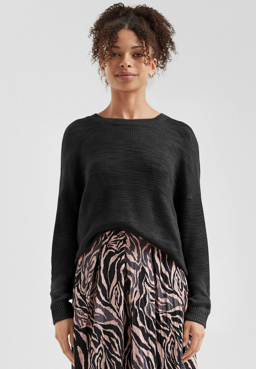 Джемпер QS MIT STRUKTURMUSTER, Schwarz/Black
Джемпер QS MIT STRUKTURMUSTER, Schwarz/Black