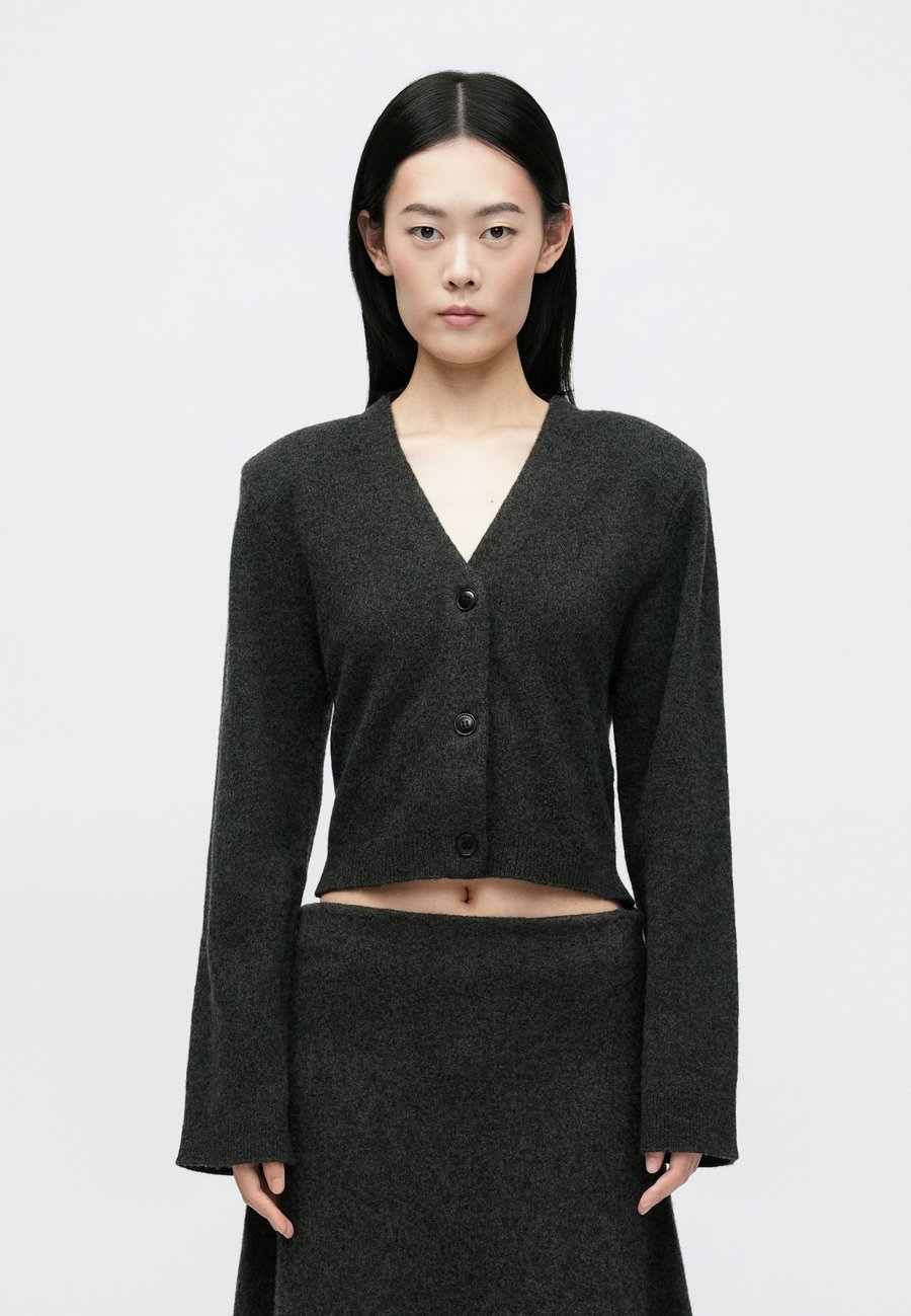 Кардиган Nanushka RADDIX, Anthrazit/Anthracite
Кардиган Nanushka RADDIX, Anthrazit/Anthracite