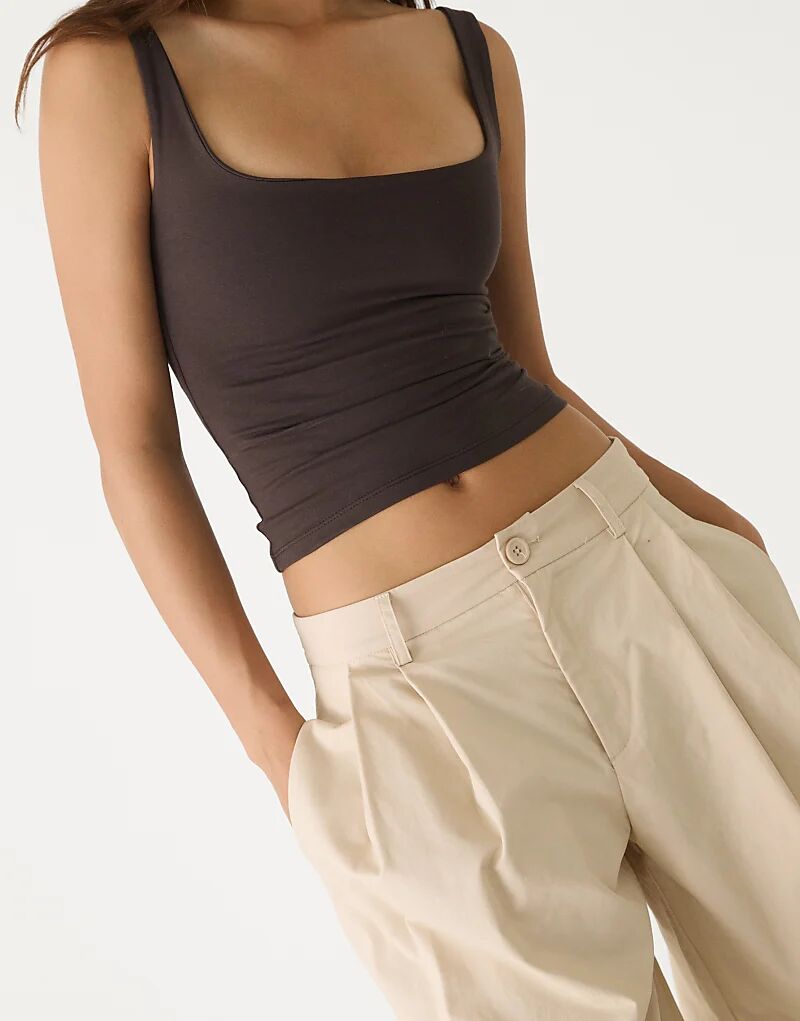 Майка Stradivarius с квадратным вырезом коричневого цвета
Майка Stradivarius с квадратным вырезом коричневого цвета