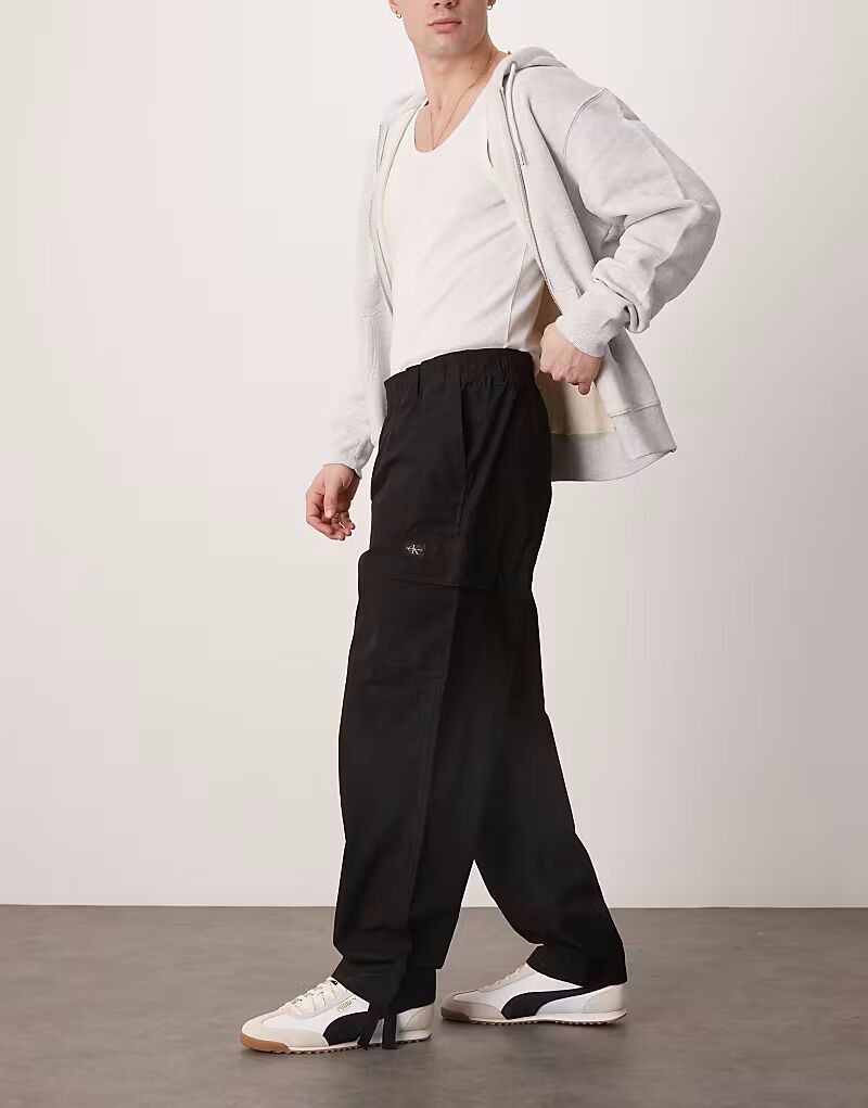 Брюки-карго Calvin Klein Jeans из поплина черного цвета
Брюки-карго Calvin Klein Jeans из поплина черного цвета