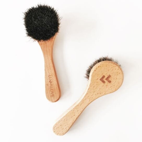 Профессиональная щетка для лица и шеи - Lullalove с натуральной щетиной
Профессиональная щетка для лица и шеи - Lullalove с натуральной щетиной