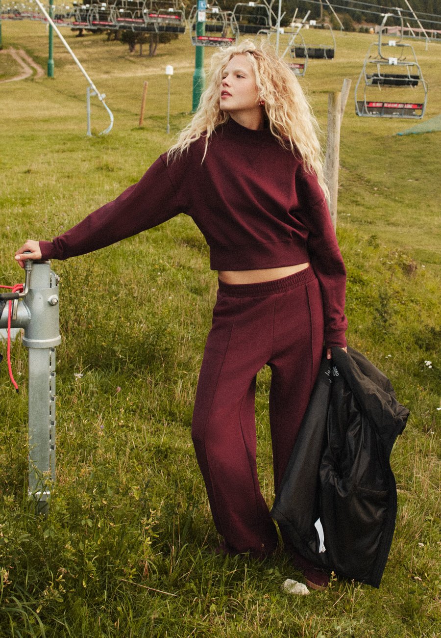 Толстовка Stradivarius INTERLOCK HIGH NECK, Bordeaux
Толстовка Stradivarius INTERLOCK HIGH NECK, Bordeaux