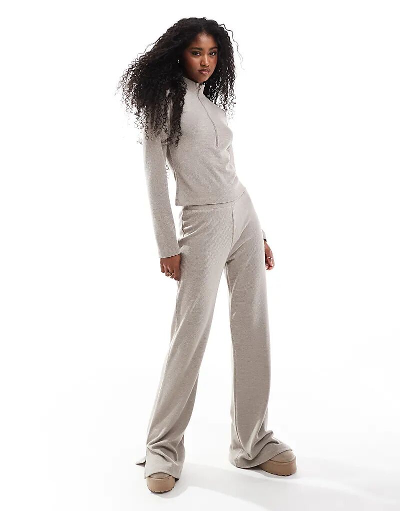 Мягкие расклешенные брюки Miss Selfridge из резинки с разрезом по низу 
Мягкие расклешенные брюки Miss Selfridge из резинки с разрезом по низу