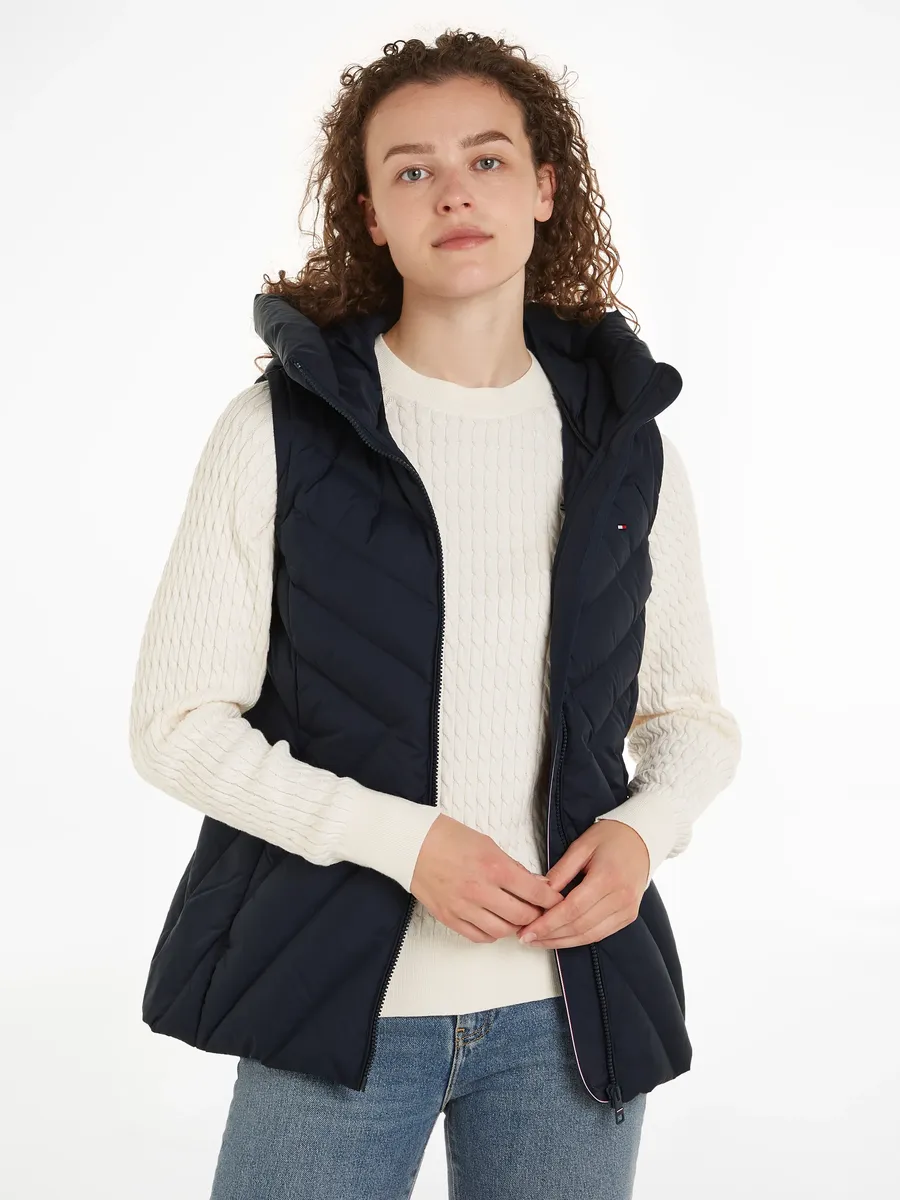 Стеганый жилет Tommy Hilfiger "CHEVRON MW PADDED VEST" со средней набивкой и фирменной этикеткой Tommy Hilfiger, цвет Desert Sky
Стеганый жилет Tommy Hilfiger "CHEVRON MW PADDED VEST" со средней набивкой и фирменной этикеткой Tommy Hilfiger, цвет Desert Sky