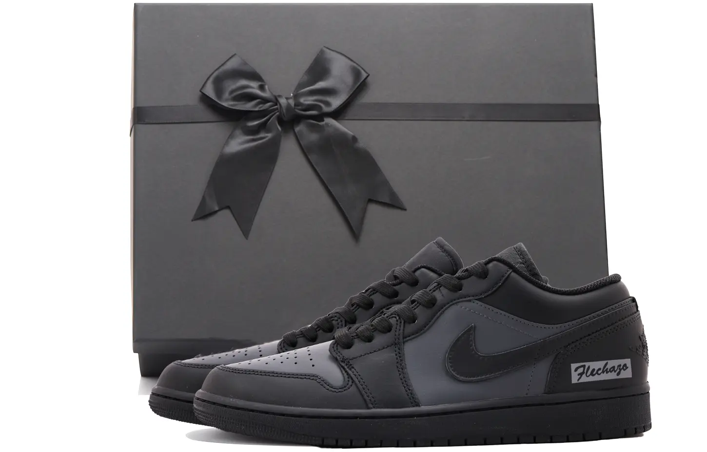 Jordan Кроссовки Air 1 с кожаной амортизацией, износостойкие, низкие, винтажные, баскетбольные, унисекс, черный и серый
Jordan Кроссовки Air 1 с кожаной амортизацией, износостойкие, низкие, винтажные, баскетбольные, унисекс, черный и серый