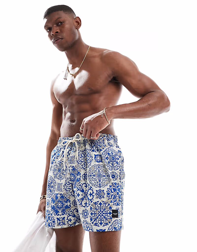 Плавки Jack & Jones с принтом в виде белой и синей плитки
Плавки Jack & Jones с принтом в виде белой и синей плитки